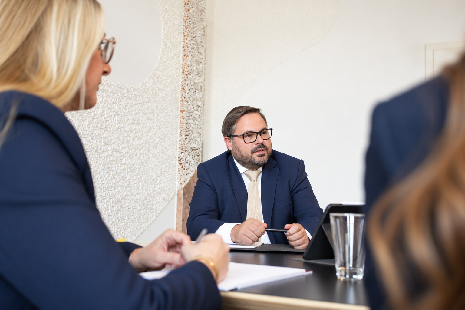 Meeting at the conference table at Rudolph Rechtsanwälte – white-collar crime